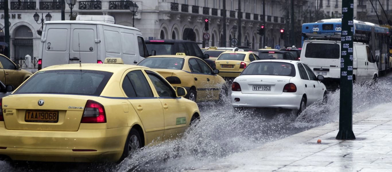 Καταρρακτώδης βροχή στα βόρεια προάστεια και στο κέντρο της Αθήνας